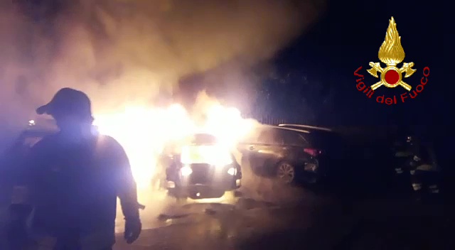 Incendio ed esplosione nella notte a Bastia Umbra, distrutte tre auto