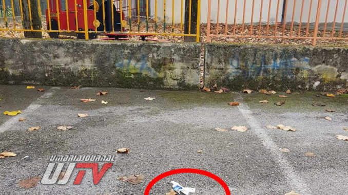 Sesso davanti alla scuola materna di Bastia Umbra e lasciano tre profilattici