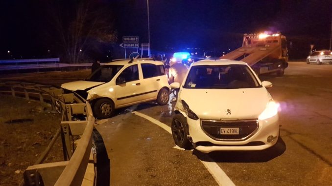 Violento scontro tra due auto ad Ospedalicchio, tanti danni ma nessun ferito