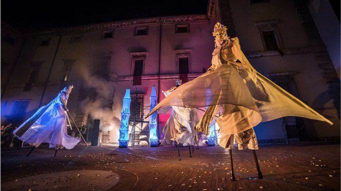 Spettacolo in piazza Mazzini a Bastia, danza aerea, trampolieri, ninfee, acrobazie, effetti speciali