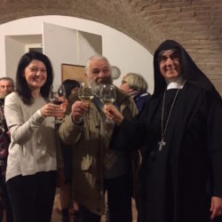 Benedicta è iniziata nella sua multiforme modalità 