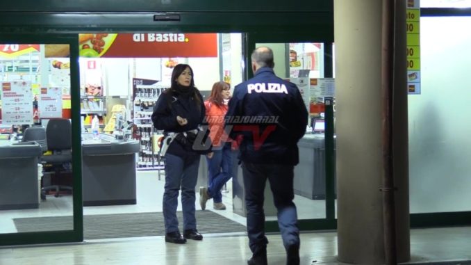 Rapina al Penny Market di Bastia Umbra, rapinatore solitario fugge con bottino [FOTO]