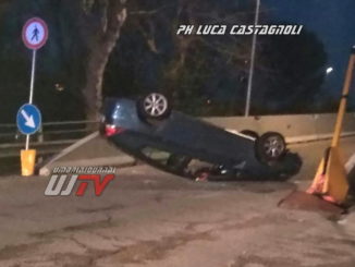 Auto si ribalta in via Firenze a Bastia, travolge semaforo, anziano ferito