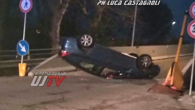 Auto si ribalta in via Firenze a Bastia, travolge semaforo, anziano ferito