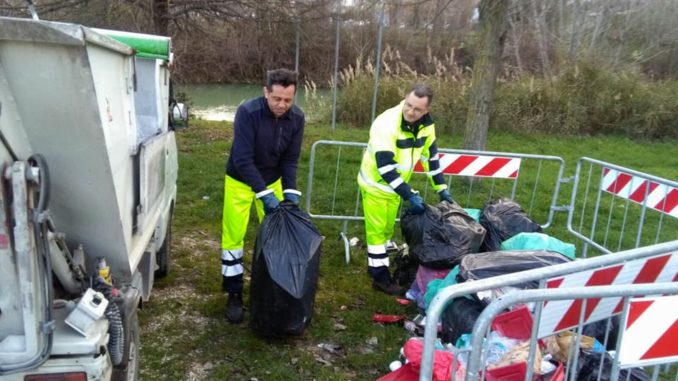 Sono arrivati gli Unni al fiume Chiascio, dopo le feste i rifiuti degli incivili