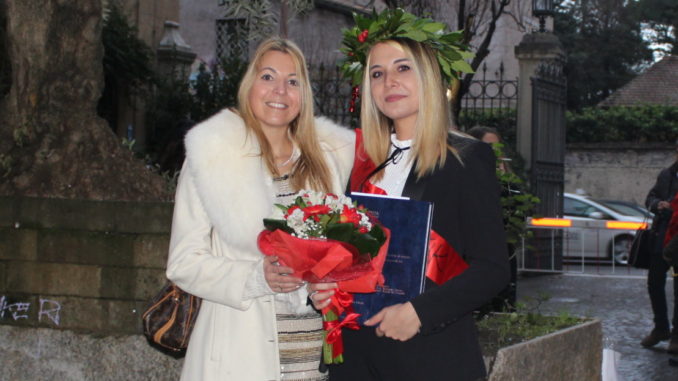 Auguri a Roberta Lunghi per la Laurea Magistrale, la felicità dei familiari