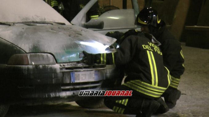 Paura a Bastia Umbra per l'incendio di un'auto in Piazza Mazzini