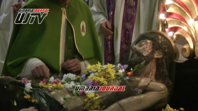Via Crucis a Bastia Umbra, chiesa affollata di fedeli per il Venerdì Santo
