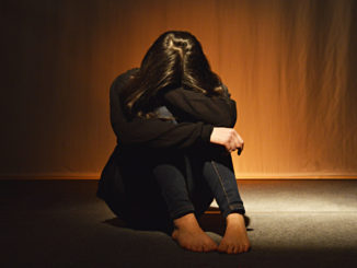 Ragazzina di 14 anni violentata da un parente, vicino di casa