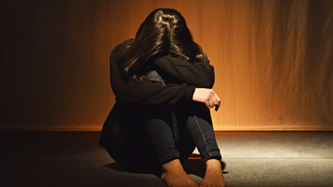 Ragazzina di 14 anni violentata da un parente, vicino di casa