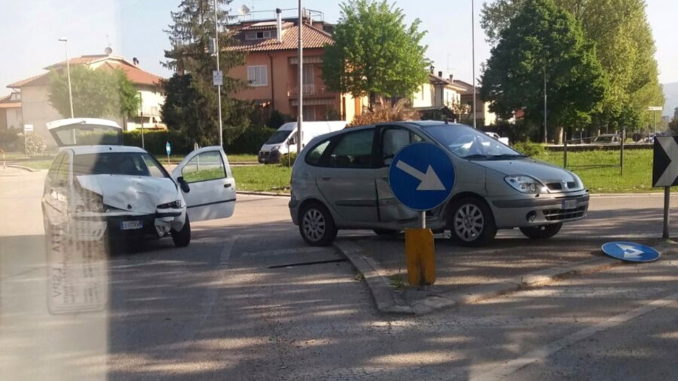 Incidente stradale a Villaggio XXV aprile per una mancata precedenza