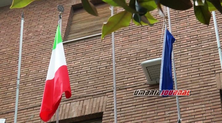 Strappate le bandiere dell'Europa dai palazzi del Comune di Bastia Umbra