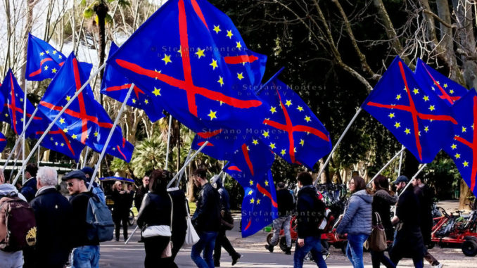 CasaPound solidarietà al cittadino che ha strappato la bandiera dell’unione europea