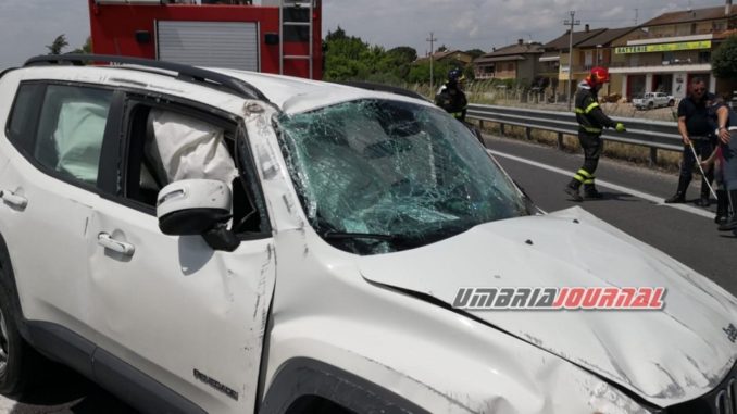 Incidente, tre veicolo si scontrano sulla 75 Centrale Umbra, donna ferita