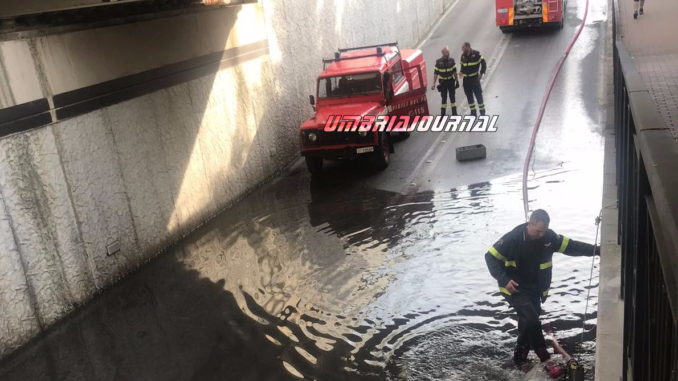 Malfunzionamento elettrico, allagato il sottopasso di San Rocco a Bastia Umbra [Foto e video]
