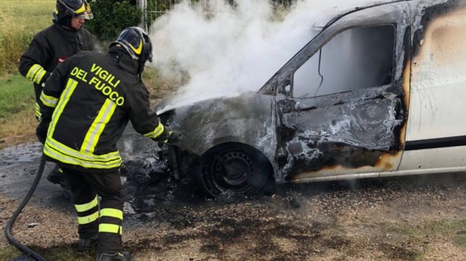 Incendio furgone a Costano di Bastia Umbra, nessun ferito
