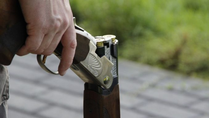 Spara ai piccioni del fiume Chiascio con il fucile, procurato allarme, denunciato