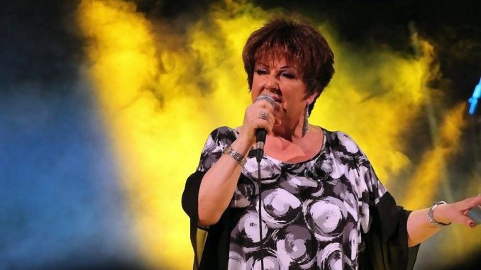 Dietro un grande amore, Orietta Berti apre la Sagra della Porchetta di Costano