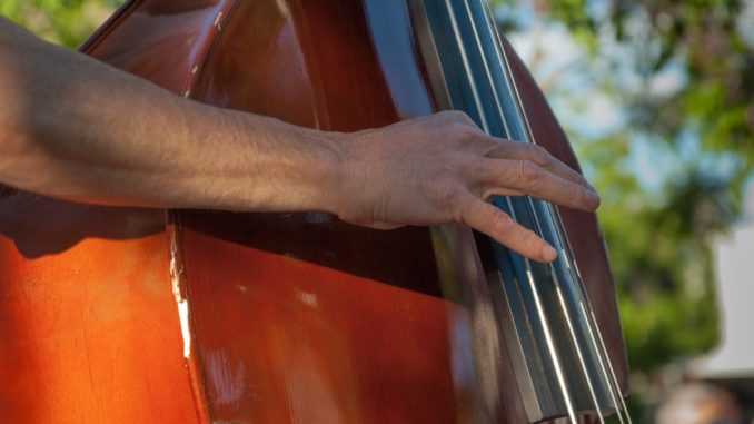 Musica e "cocomerata" con 5 De Mayo in piazza a Costano a Bastia sotto le stelle