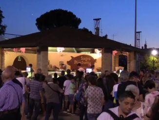 Filippo Gallinella, Fernanda Cecchini e Donatella Porzi alla Sagra della Porchetta di Costano