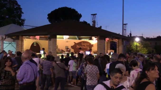 Filippo Gallinella, Fernanda Cecchini e Donatella Porzi alla Sagra della Porchetta di Costano