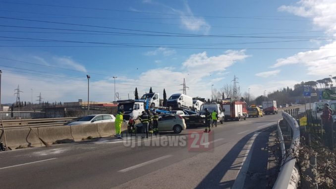 Incidente a Collestrada sulla E45, tre vetture coinvolte, una donna ferita