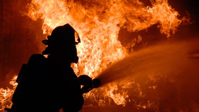 Incendio scoppia in un campo a San Lorenzo, rotoballe prendono a fuoco