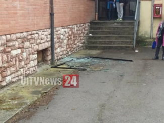 Crolla finestra a scuola, infissi a posto, allievi avrebbero scardinato anta