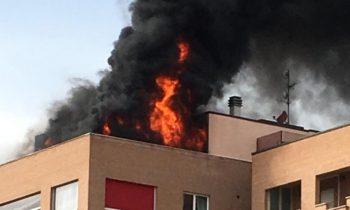 Incendio appartamento a Bastia Umbra, fiamme altissime in via del Conservificio