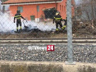 Incendio sui binari della ferrovia a Bastia Umbra, fiamme lungo via Irlanda