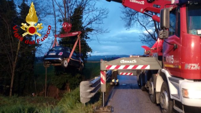 Incidente stradale ad Ospedalicchio, auto finisce fuori strada Incidente stradale ad Ospedalicchio, auto finisce fuori strada