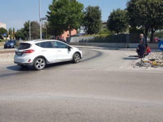 Incidente stradale a Santa Lucia, auto investe una donna in bicicletta