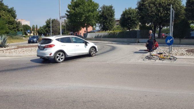 Incidente stradale a Santa Lucia, auto investe una donna in bicicletta