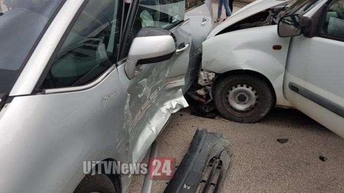 Schianto tra furgone e auto, nessun ferito, ma una donna che assiste si sente male