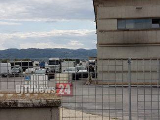 Incidente sul lavoro tra Bastia e Bettona, lastra di acciaio schiaccia operaio