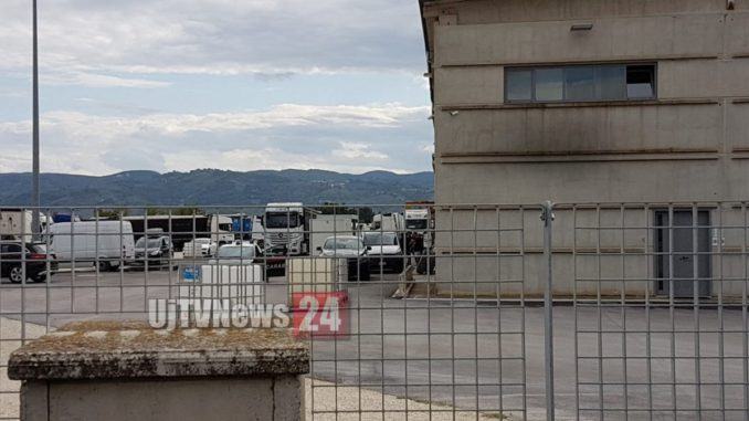 Incidente sul lavoro tra Bastia e Bettona, lastra di acciaio schiaccia operaio