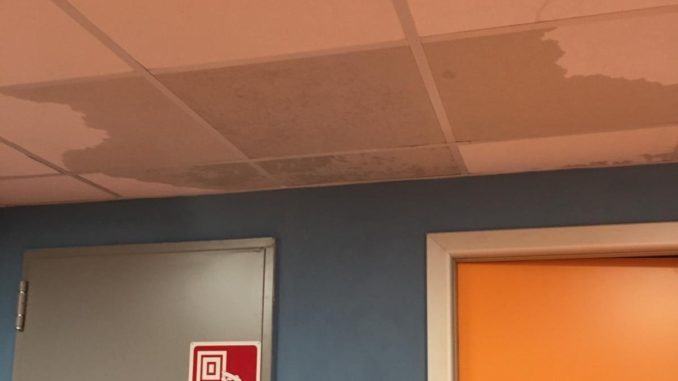 Scuola XXV Aprile inaugurata da un mese, subito un colabrodo
