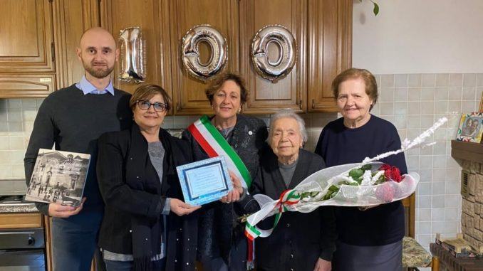 Buon compleanno Antonietta, ha cento anni e allora cento di questi giorni!