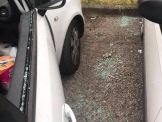 Venti vetture danneggiate. Il sindaco: solidarietà ai cittadini