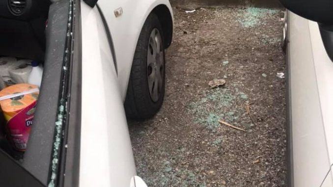 Venti vetture danneggiate. Il sindaco: solidarietà ai cittadini