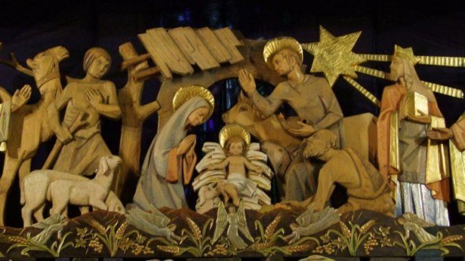 Col bacio del Bambinello si chiudono i riti del Natale