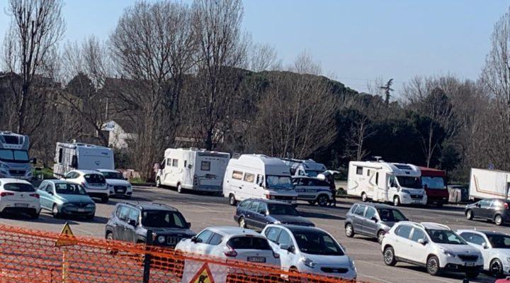 Caminanti di Noto invadono piazzale delle poste a Bastia con i loro camper