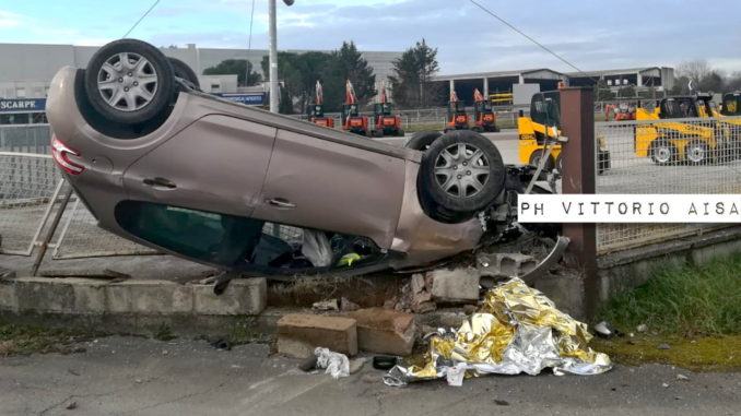 incidente-ospedalicchio-bastia-auto-rovesciata-23