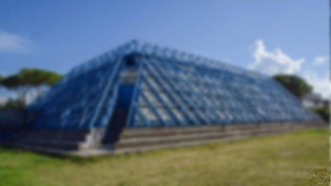 Ragazzini arrampicati sul tetto del PalaGiontella di Bastia Ragazzini arrampicati sul tetto del PalaGiontella di Bastia