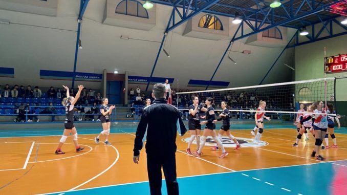 Volley, tutto il calore del Palagiontella, Abita Infissi vince e sogna