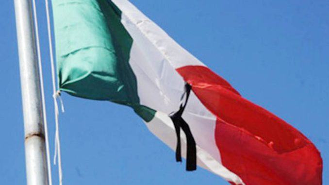 Bandiere a mezz'asta e un minuto di silenzio, lutto per morti covid-19