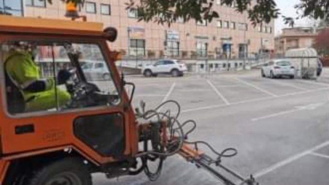 Iniziata a Bastia la sanificazione degli spazi antistanti luoghi pubblici