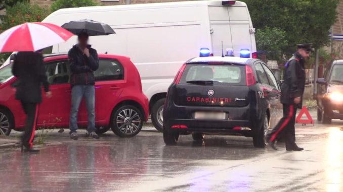 Furgone Amazon contro auto, incidente a Bastia Umbra, feriti un uomo e una donna