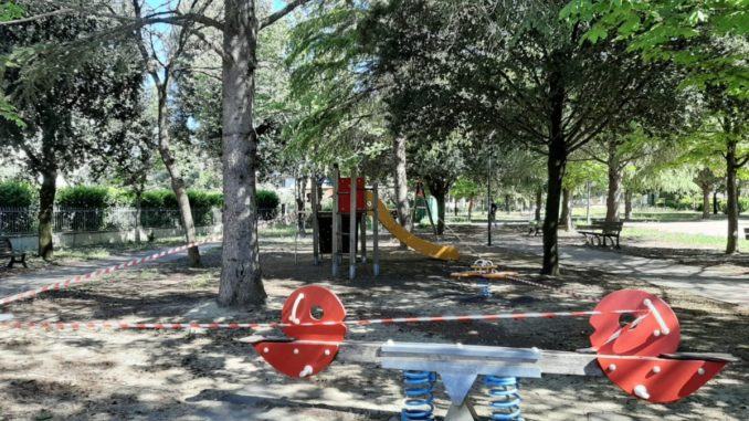 Danneggiano i giardini pubblici di Bastia, otto minorenni denunciati