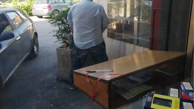 Musica a palla, parcheggio selvaggio e pipì davanti al negozio